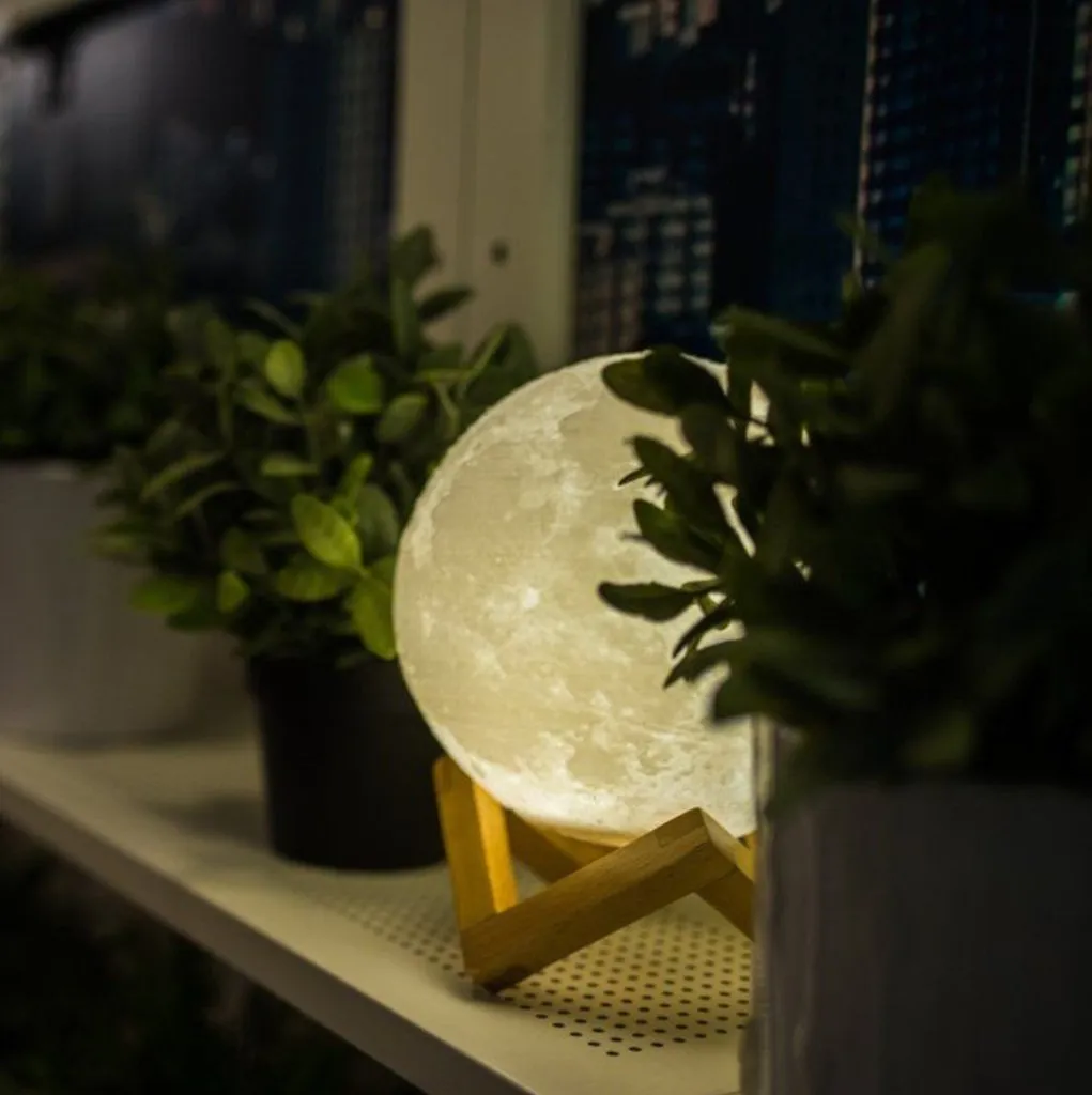Romantic Luna Moon USB-Powered Table Lamp