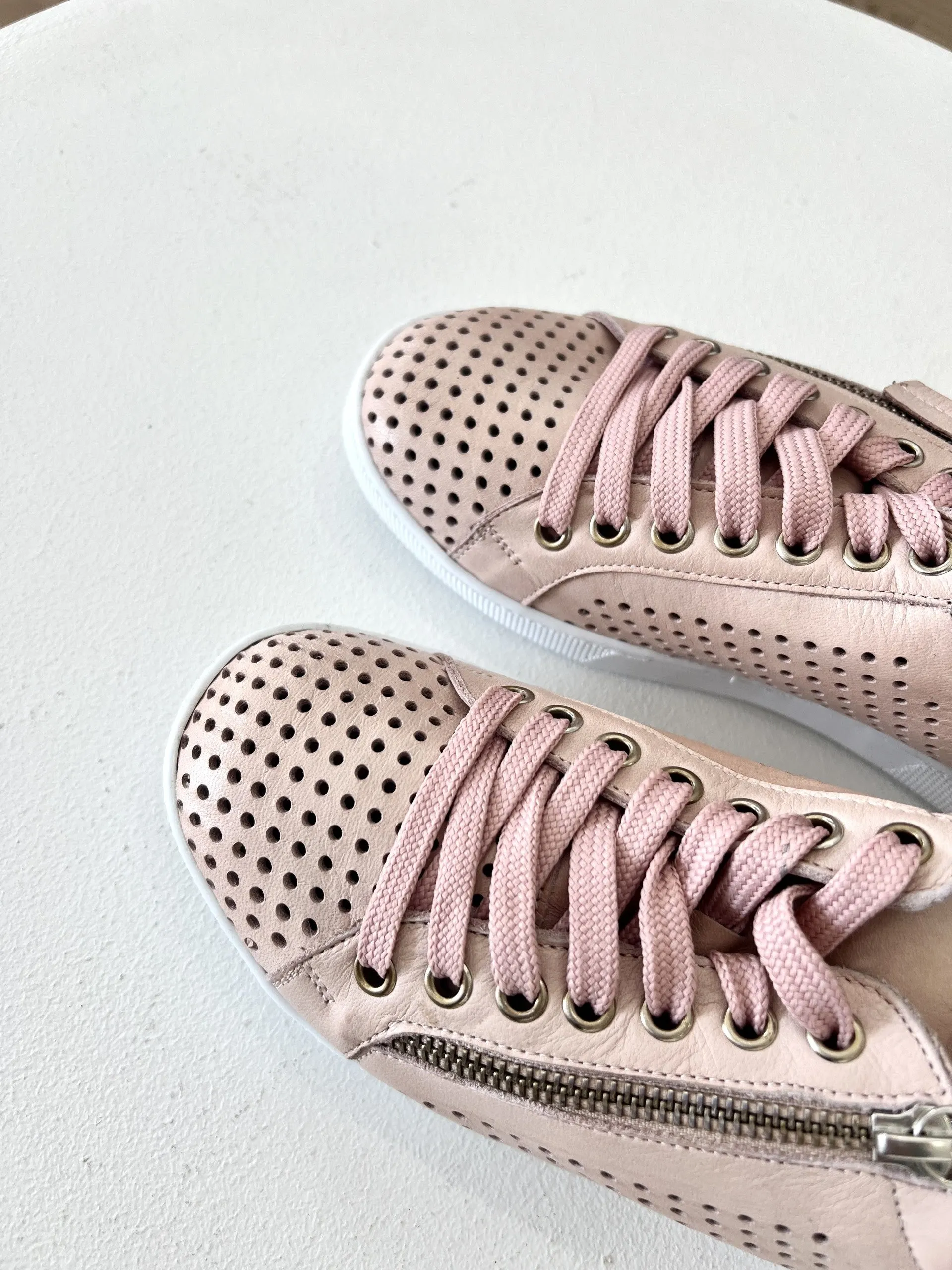 TEMPLE LEATHER TRAINER || POWDER PINK