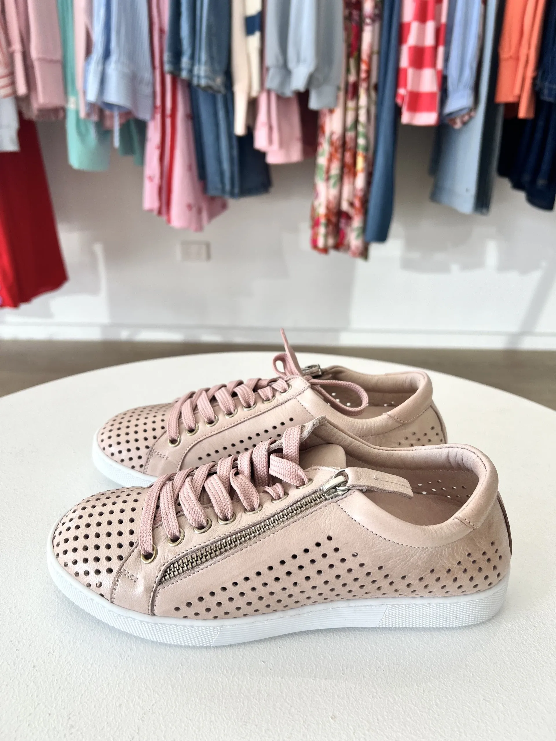 TEMPLE LEATHER TRAINER || POWDER PINK