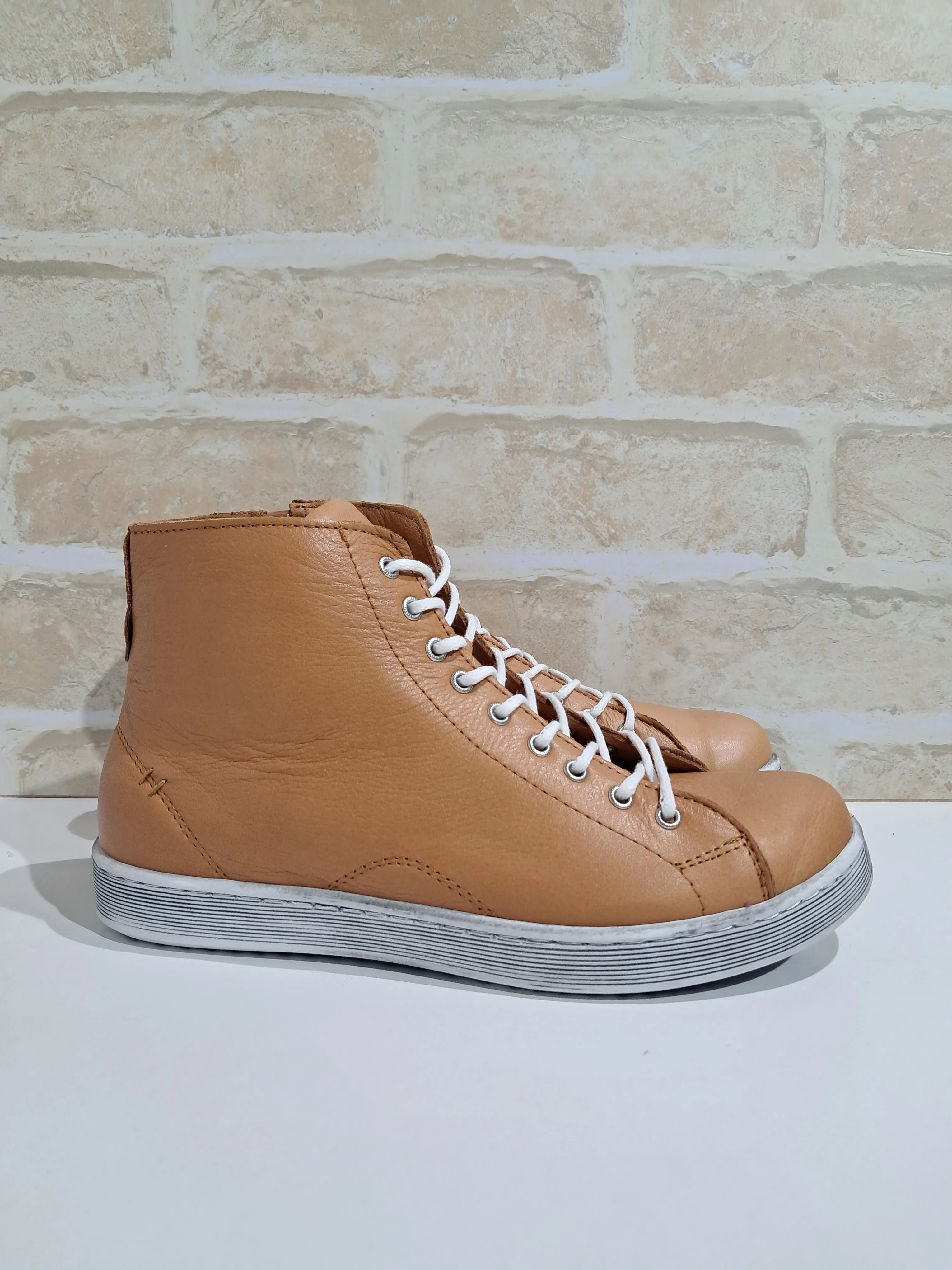 Typo Cognac by Rilassare