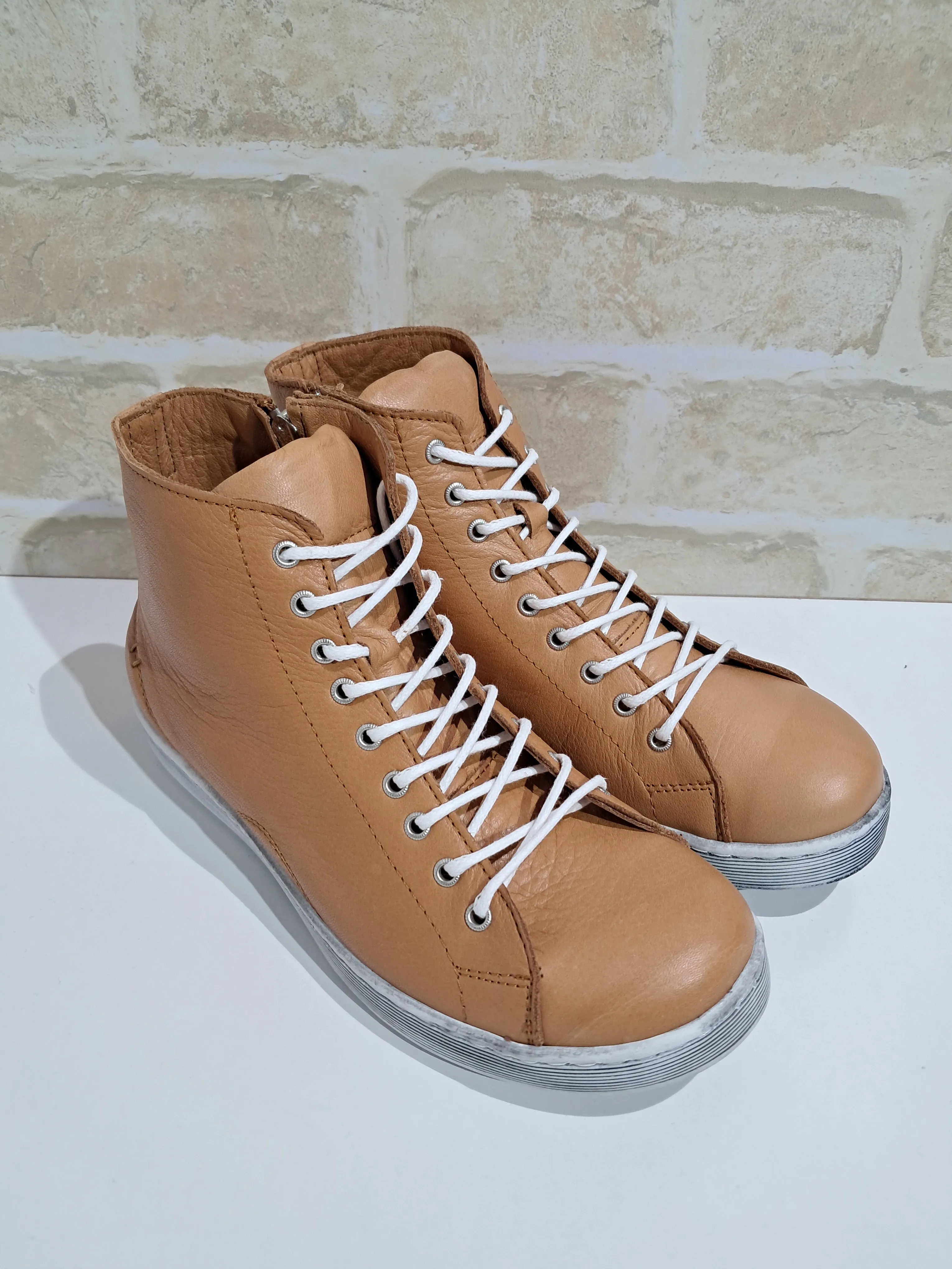 Typo Cognac by Rilassare